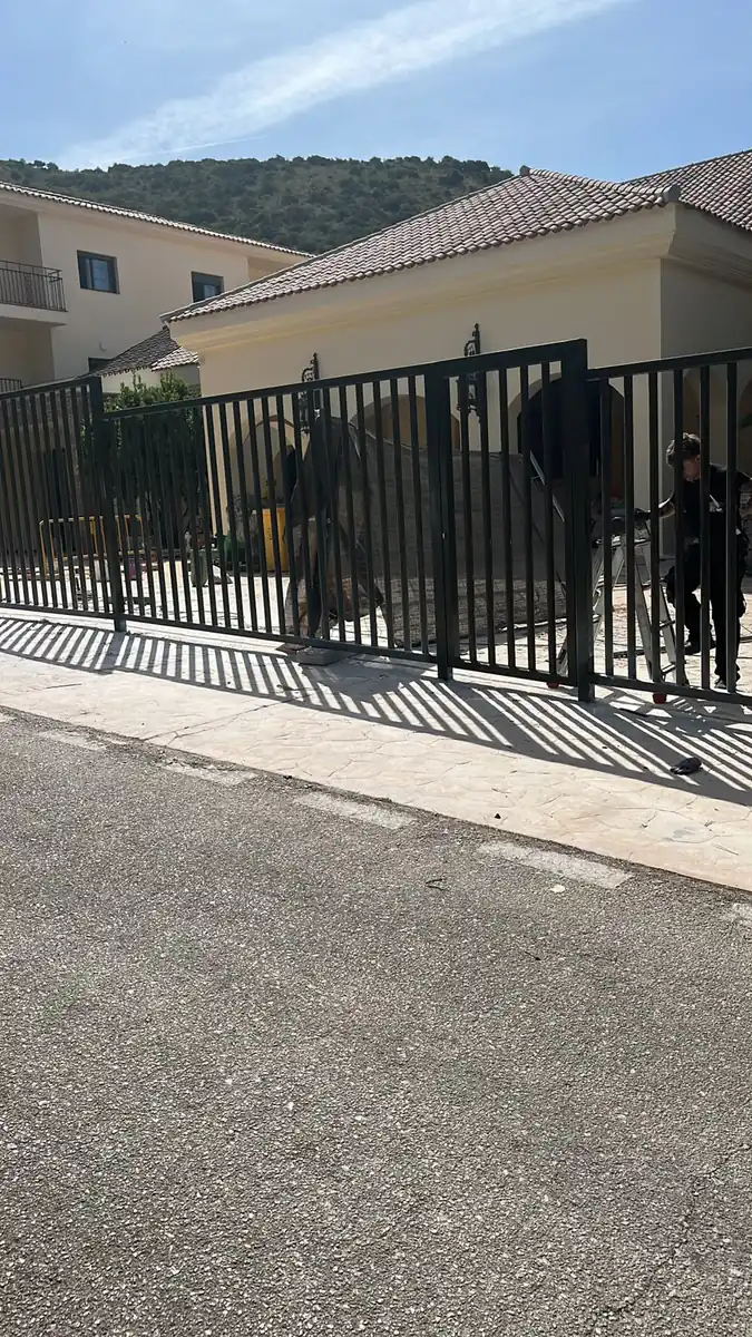 Instalación de cancela de aluminio de barrote vertical en acceso a vivienda — METALISUR Málaga