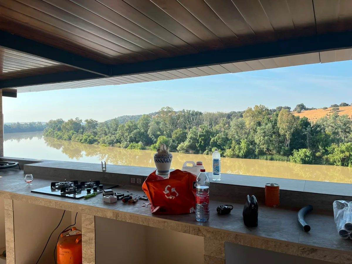 Cerramiento de aluminio con hueco panorámico abierto en cocina exterior con vistas — METALISUR Málaga