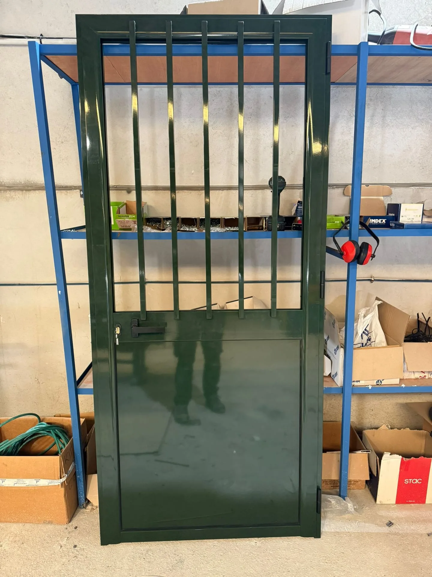 Puerta de aluminio para exterior fabricada a medida en taller METALISUR Málaga
