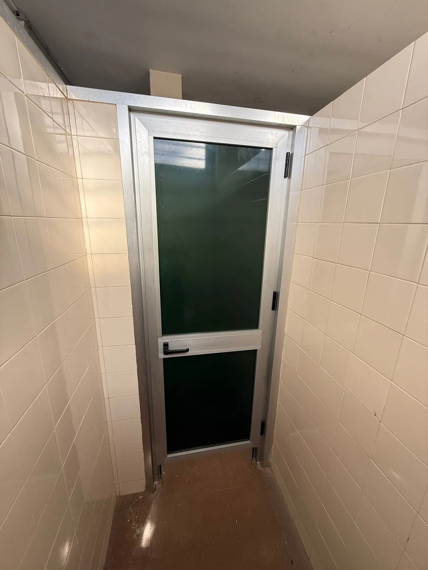 Puerta de aluminio moderna de interior con panel opaco – METALISUR Málaga