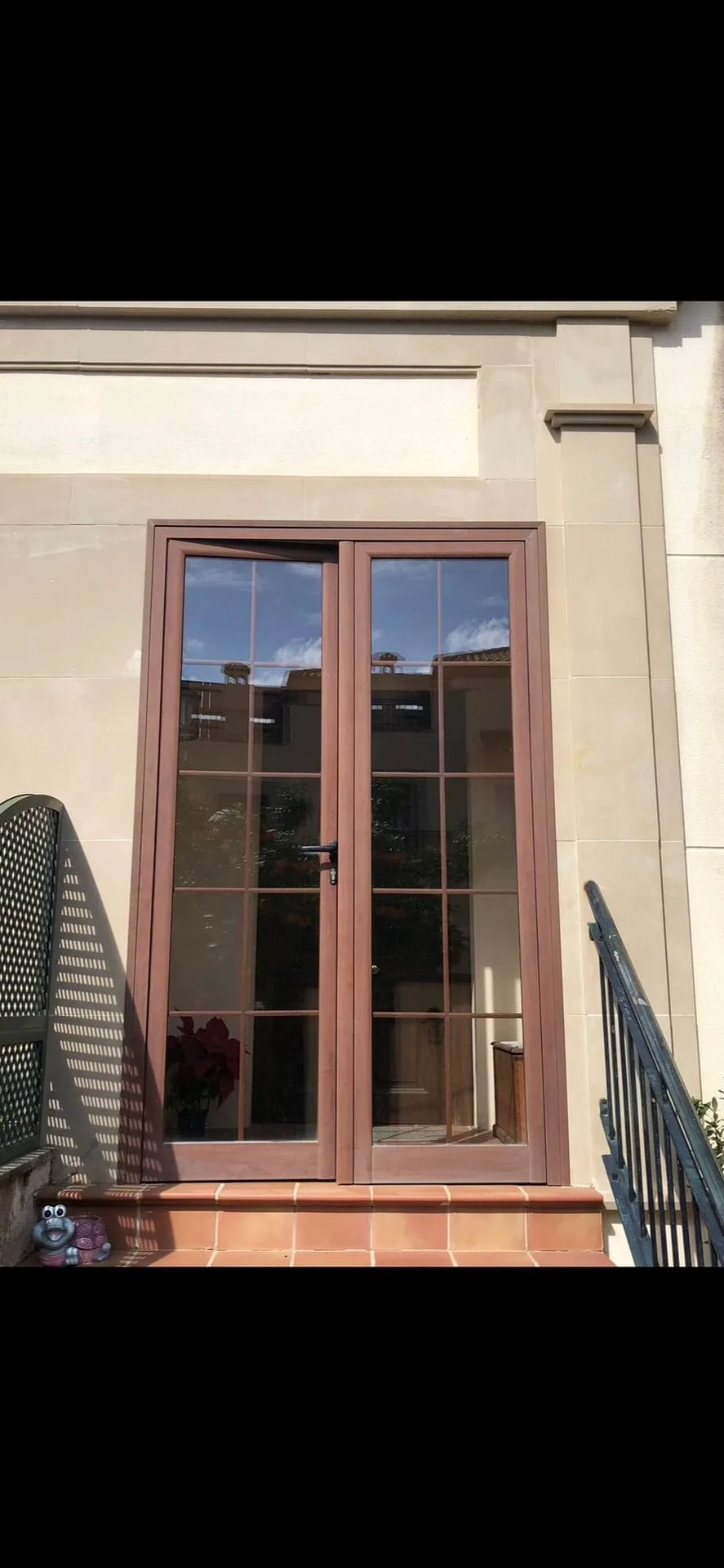 Puerta de aluminio y vidrio imitación madera para salida a terraza – METALISUR Málaga