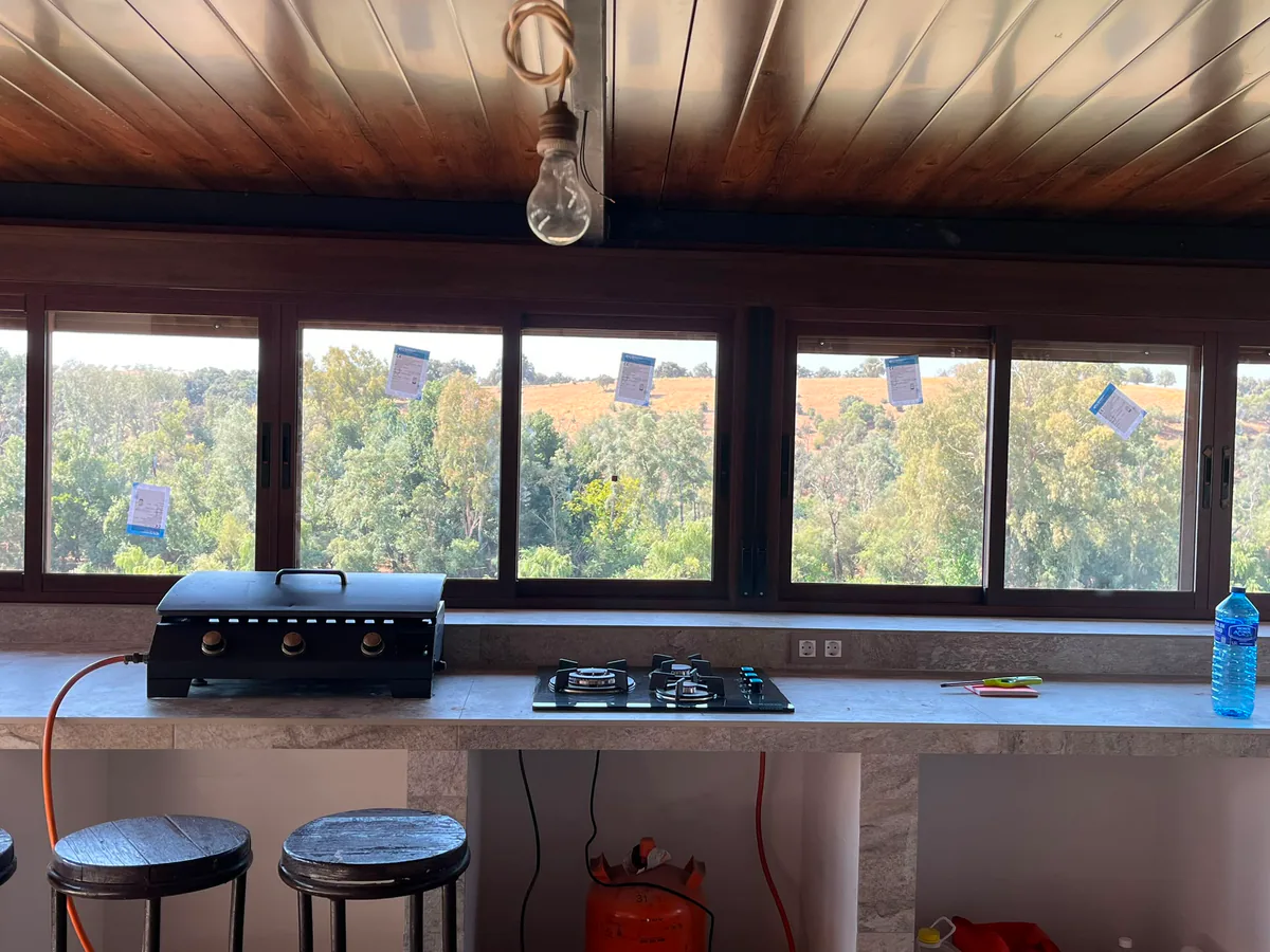 Conjunto panorámico de ventanas correderas de aluminio imitación madera a medida — METALISUR Málaga