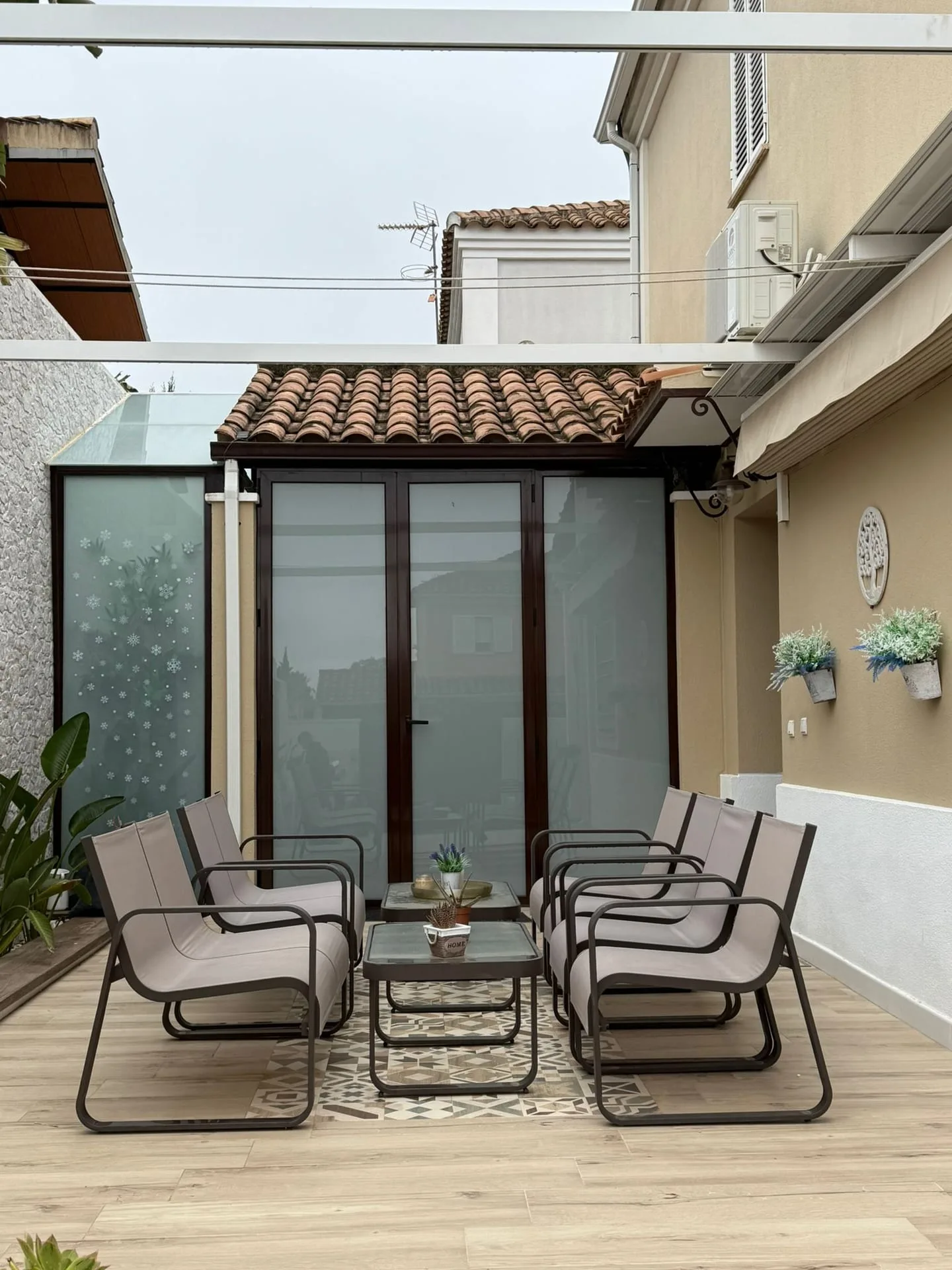 Cerramiento de aluminio y vidrio en Málaga para terraza exterior. Fabricación a medida con instalación profesional.